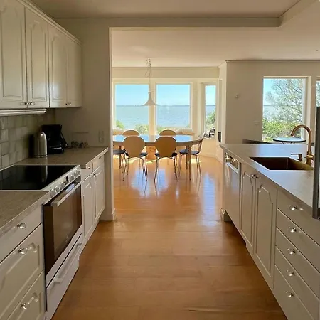 Dom wakacyjny Swedish Timber House Overlooking Arreso