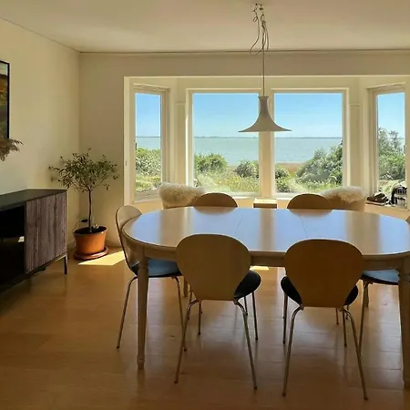 Dom wakacyjny Swedish Timber House Overlooking Arreso