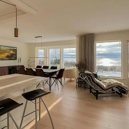 Dom wakacyjny Swedish Timber House Overlooking Arreso