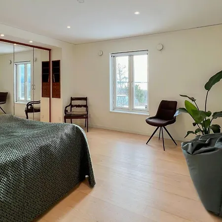 Dom wakacyjny Swedish Timber House Overlooking Arreso Helsinge